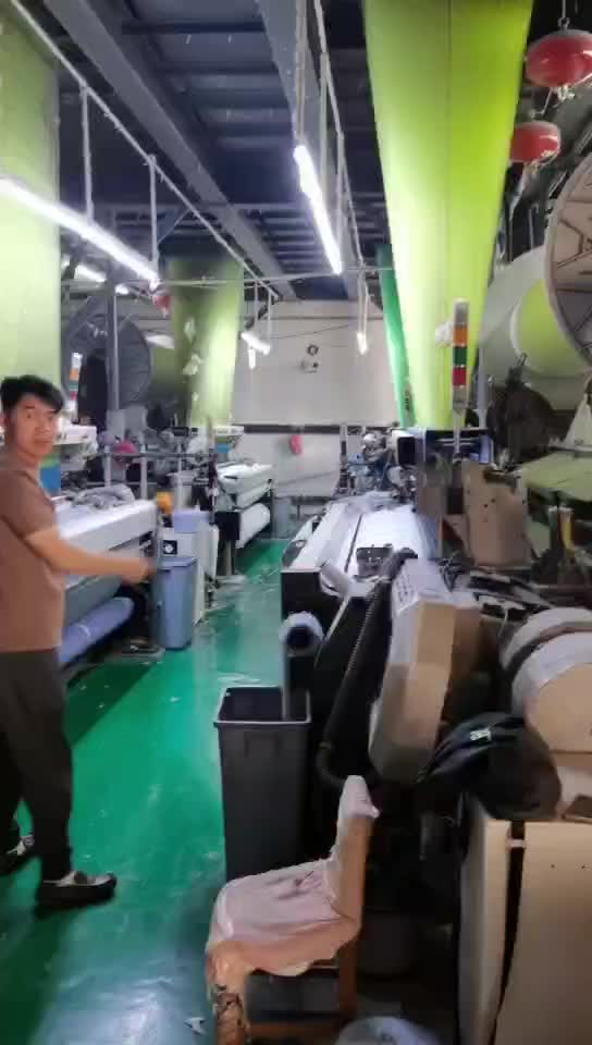 một máy dệt khăn đang hoạt động