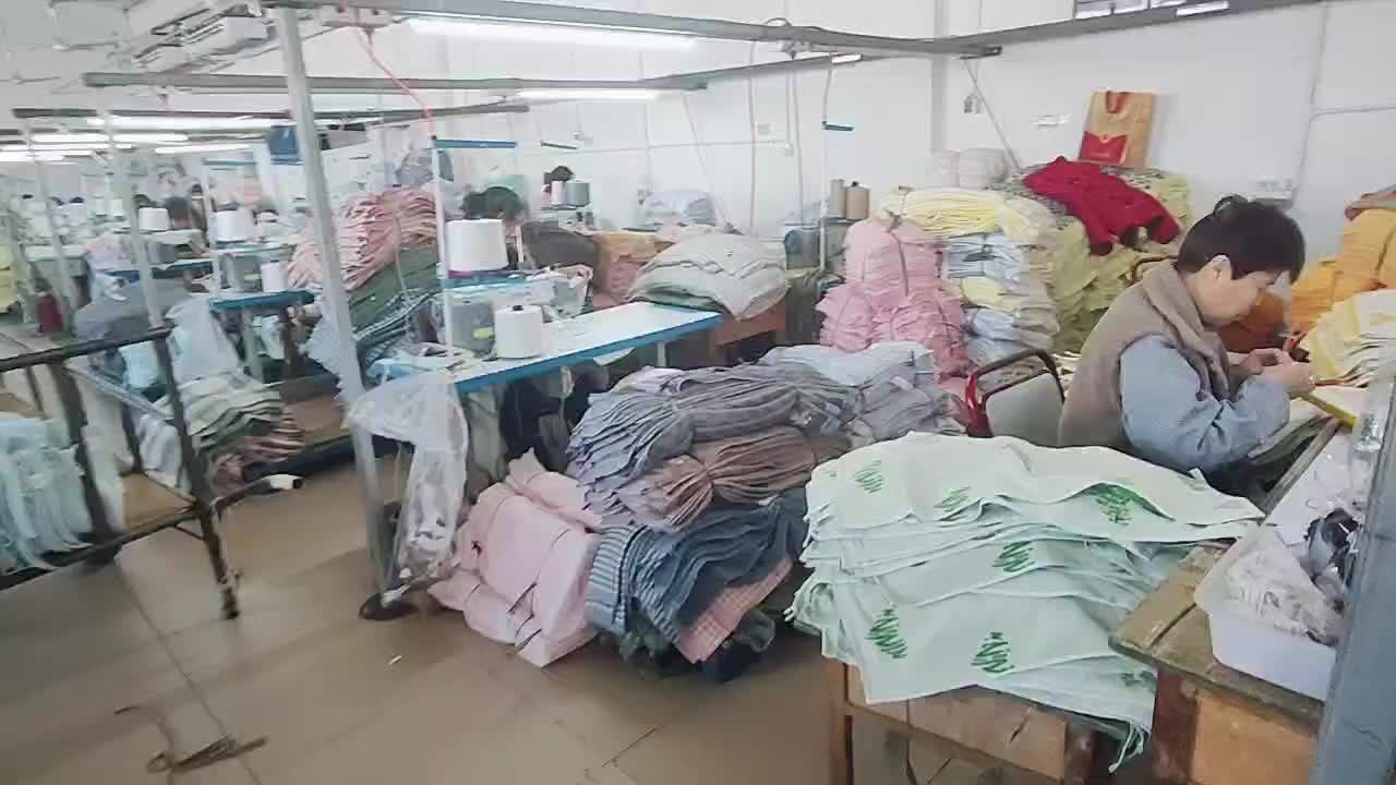 bản vẽ công việc của công nhân trong kho xe phía sau